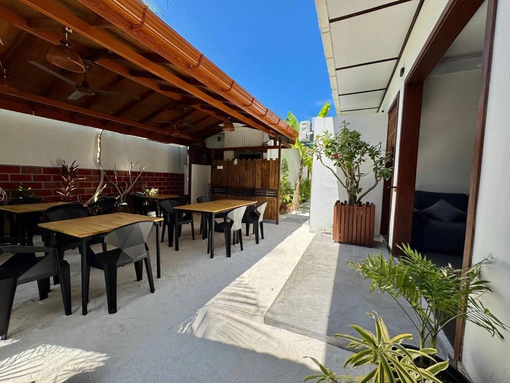 Open-air dining at Seascape Retreats Dhigurah